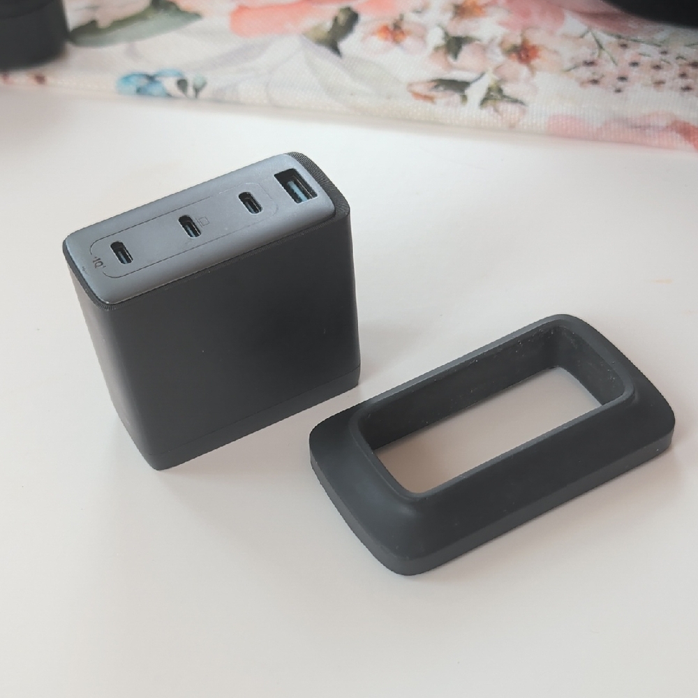 Anker 100w Charging Hub with Suction Housing